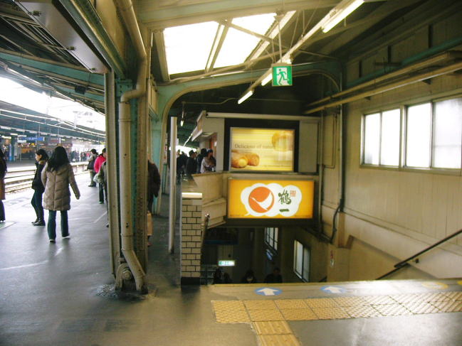 鶴橋駅環状線ホームから下へ降りる階段